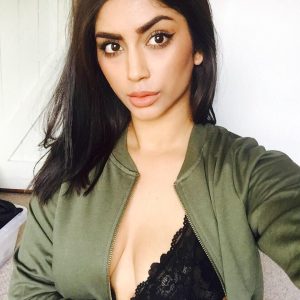 La petite autoritaire Nadia - rencontre-Dominatrice-Peymeinade